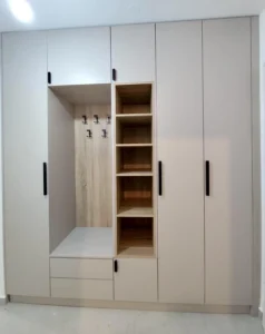 Crea - ugradbeni ormar s klasičnim vratima otvoren