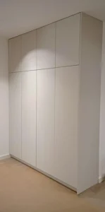 Crea - ugradbeni ormar s klasičnim vratima otvoren