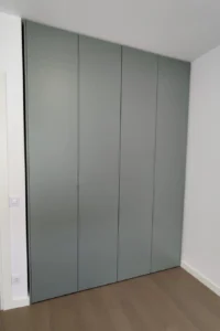 Crea - ugradbeni ormar s klasičnim vratima otvoren