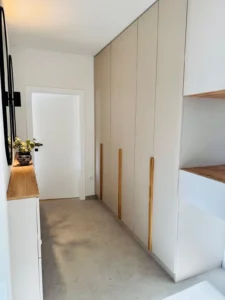 Crea - ugradbeni ormar s klasičnim vratima otvoren